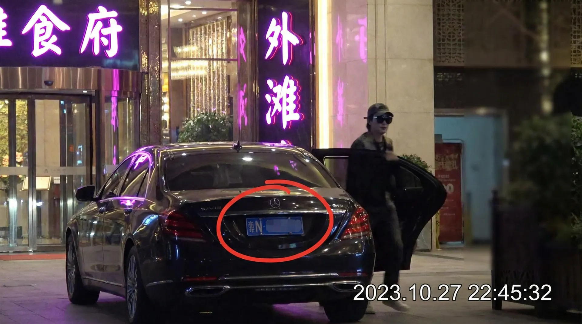 吃瓜官网 - 网友热议精选，内容合集持续更新 - 豪车餐厅外偷拍